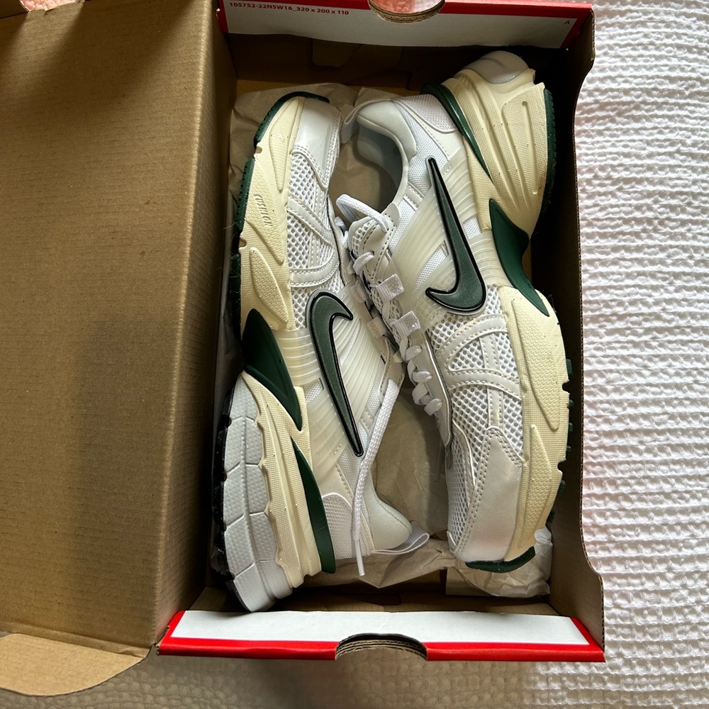 Nike V2K run women’s 8.5